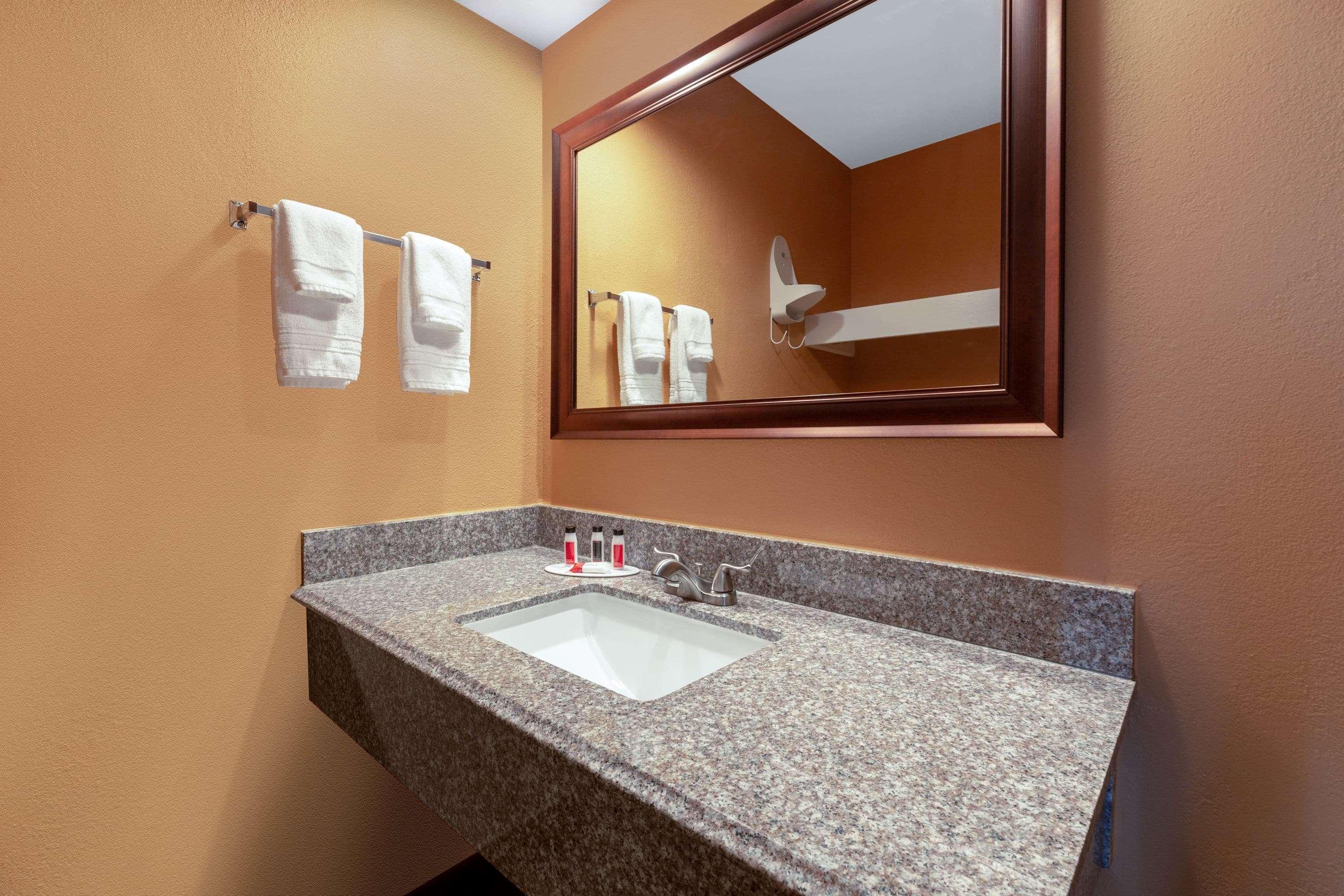 Rosewood Inn & Suites Роузберг Экстерьер фото