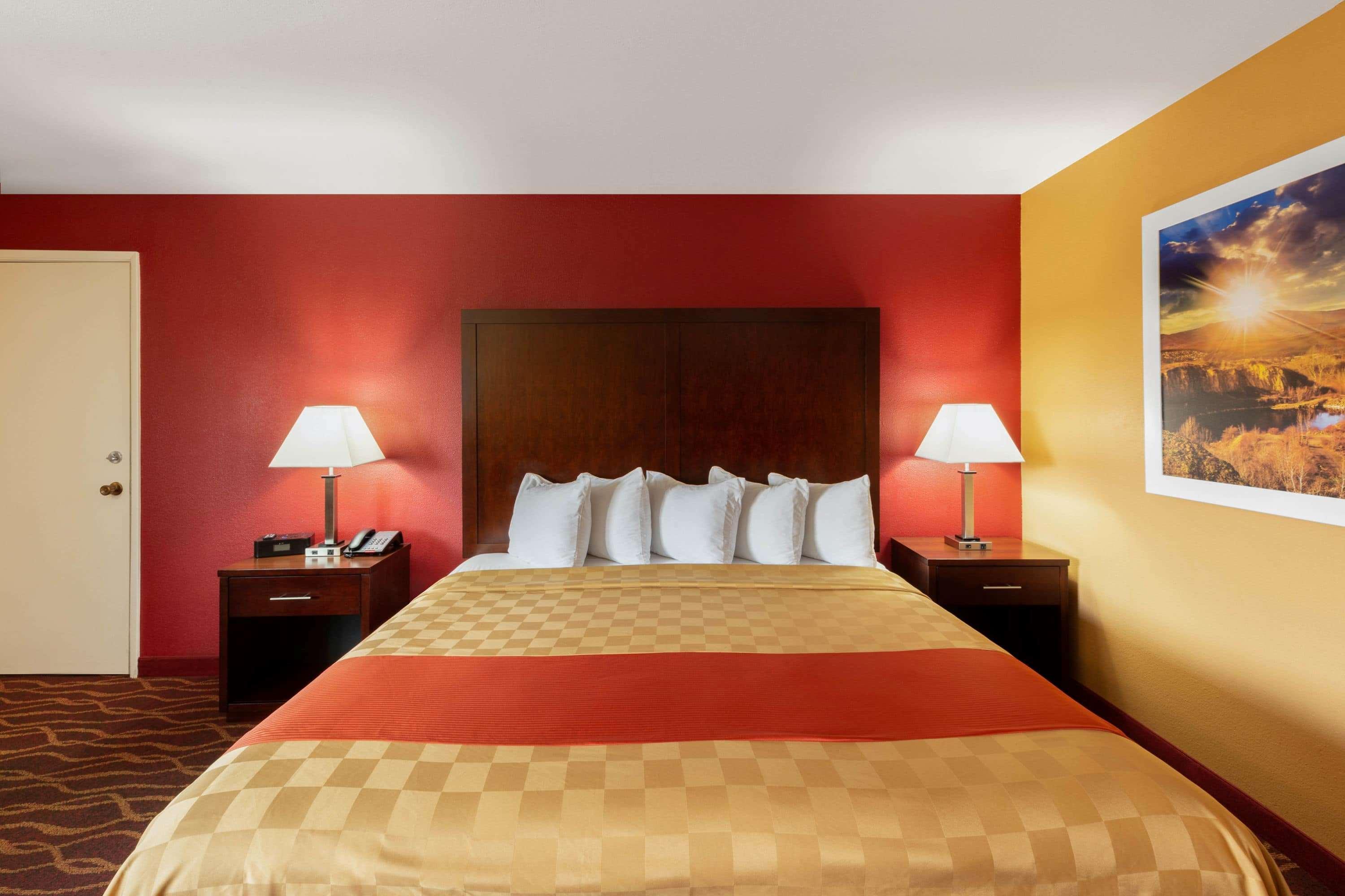 Rosewood Inn & Suites Роузберг Экстерьер фото