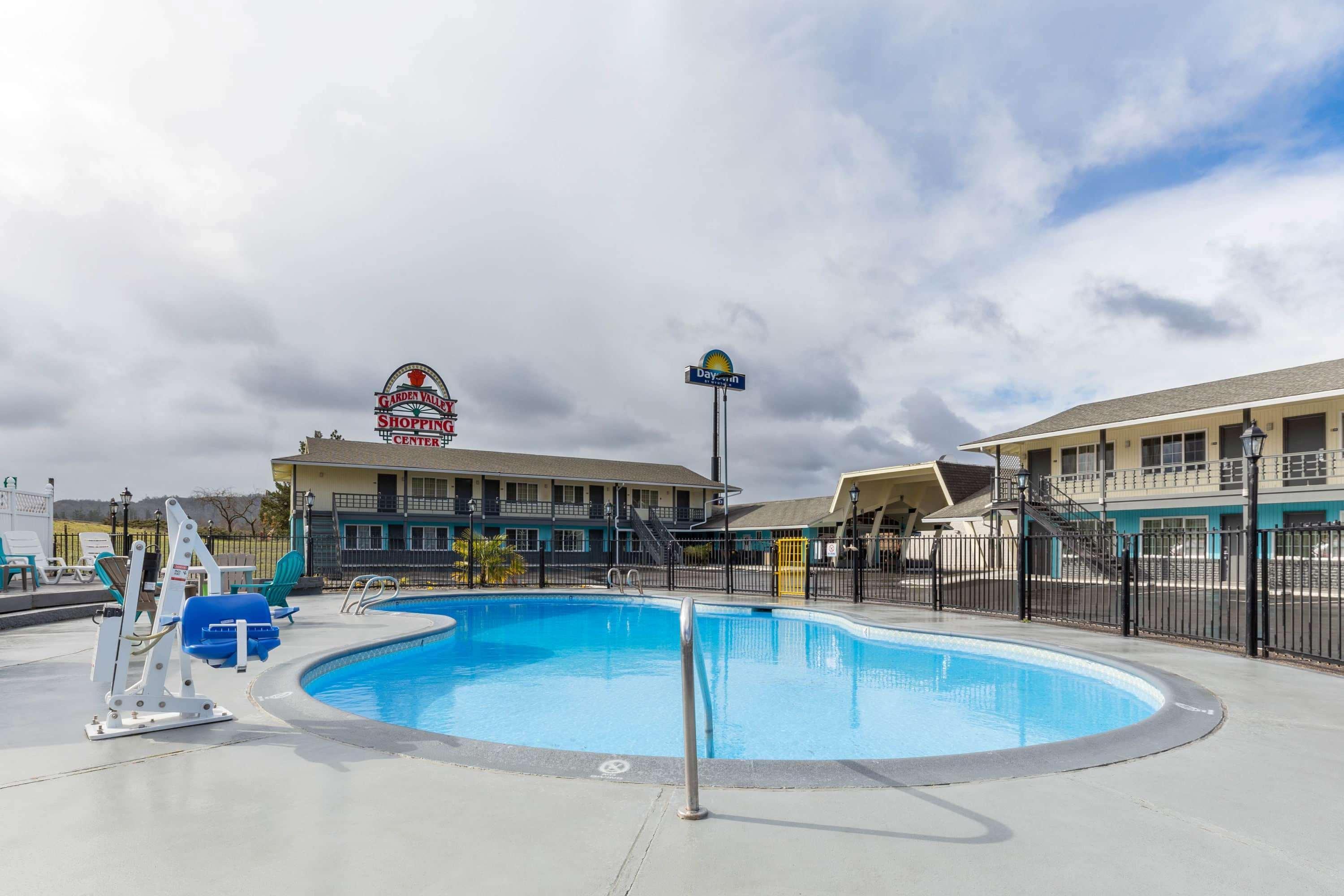 Rosewood Inn & Suites Роузберг Экстерьер фото