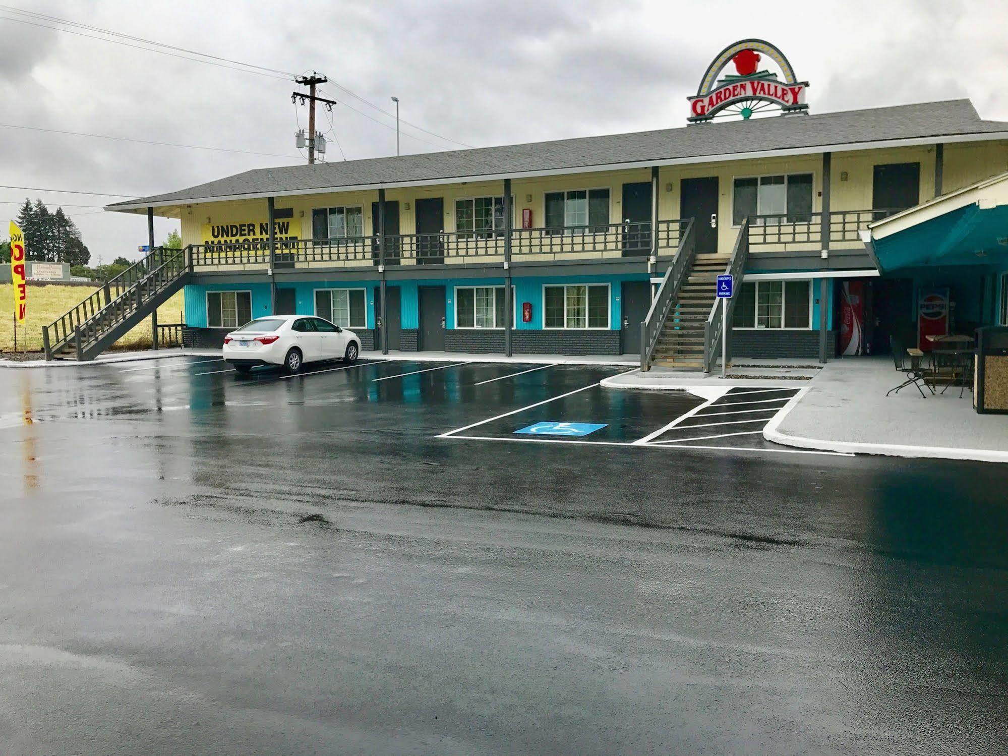 Rosewood Inn & Suites Роузберг Экстерьер фото