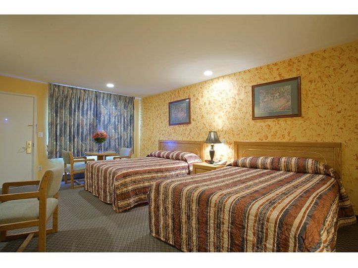 Rosewood Inn & Suites Роузберг Экстерьер фото